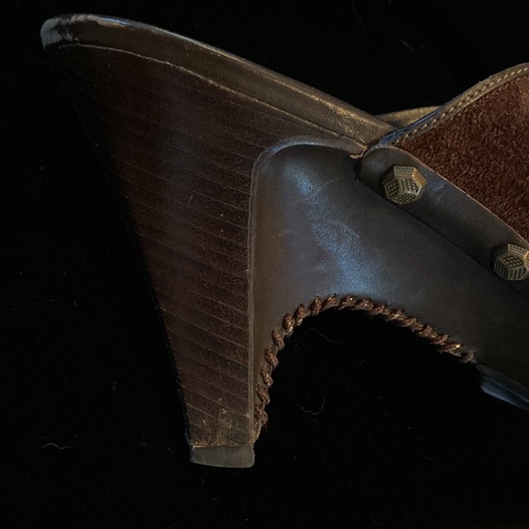 Brown suede clogs with fashionable metal accents. - Picture 4 of 7